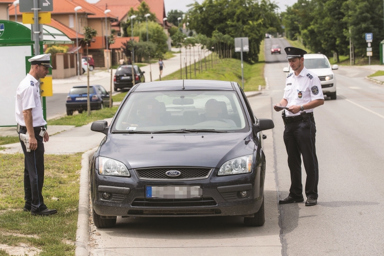 Barcsa Attila zászlós és Morva Zoltán főtörzsőrmester ellenőriz