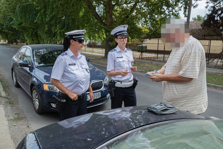 Szabó Andrea és Horváth Angéla főtörzsőrmesterek ellenőriznek