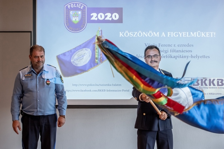 Anda György ezredes, Veszprém megyei rendőrfőkapitány-helyettes a vándorzászlóval