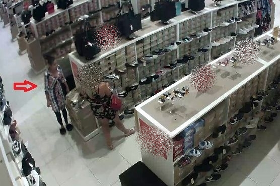 Győr. A kamerás megfigyelőrendszer rögzítette, hogy cipőket loptak egy üzletből
