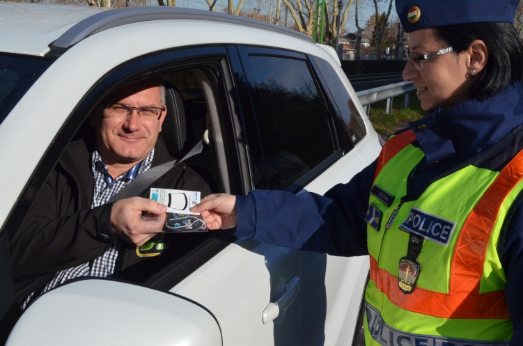 Dani Diána r. zászlós ajándékozza meg a szabályosan közlekedő sofőrt