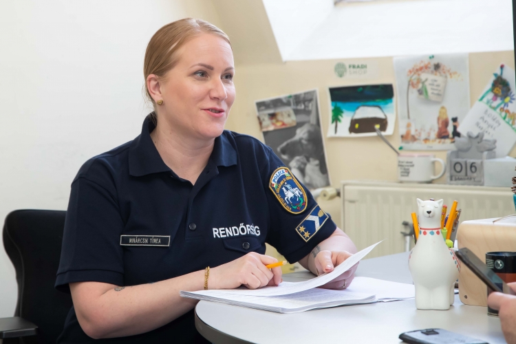 Min&aacute;rcsik Timea t&ouml;rzsz&aacute;szl&oacute;s