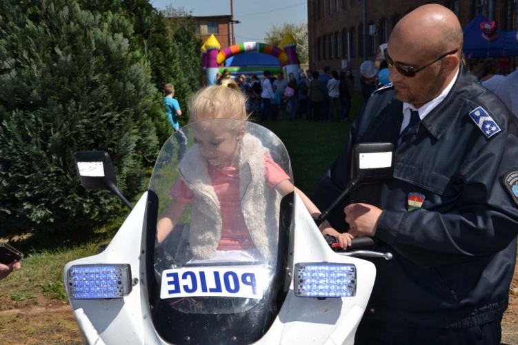Egy hét éves kisfiú kívánságát teljesítették a rendőrök - Blikk