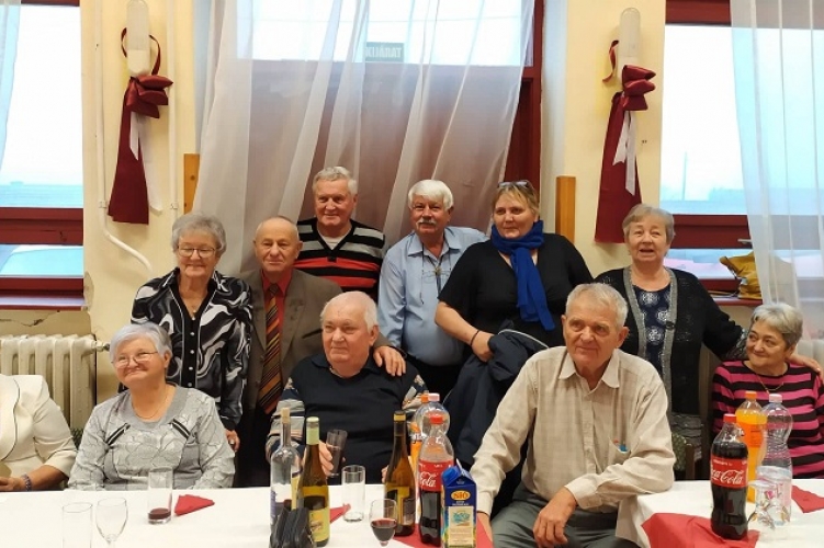 nyugdíjasok mentes találkozó)