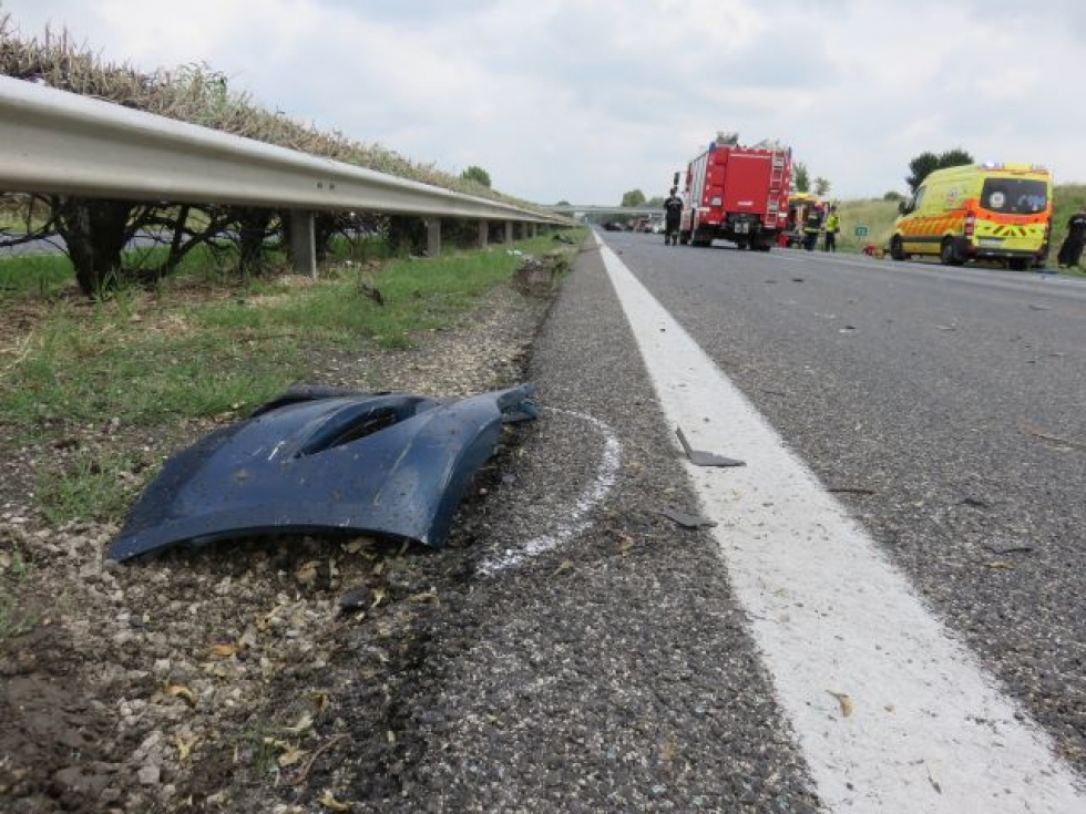 Halálos balesetet okozott egy útra zuhanó autó az M1-es autópályán Tatánál