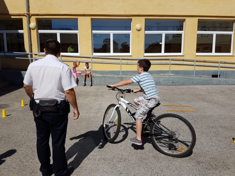 Rendőrrel kerékpározhattak