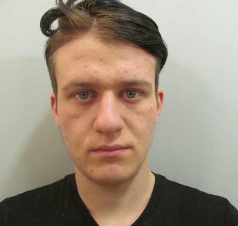 Névvel, fotóval keresik a 19 éves rablót 1