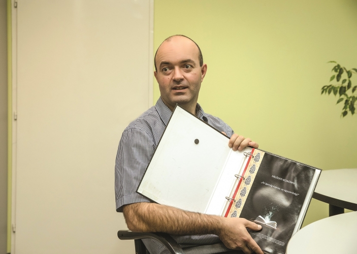 Szántó Tibor százados a hálózati kézikönyvvel
