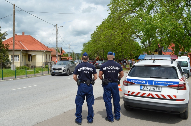 A Heves megyei rendőrök segítik a gépjárműforgalmat 2021. május 24-én Szilvásváradon