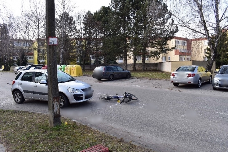 autó
