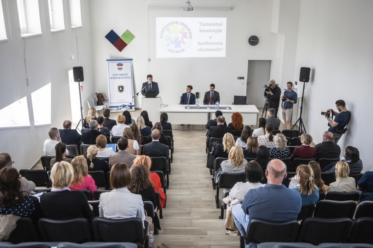 Gyermekvédelmi konferencia