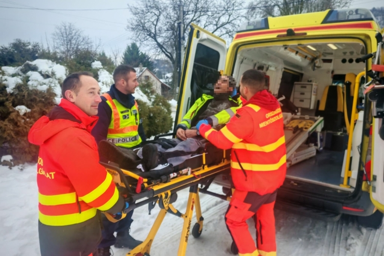 mentés,segítség,rendőrség,rendőrök,tél,hideg,fagy,idősek,rászorulók,tanyák,külterület,elszigeteltség,gondoskodás,védelem,támogatás,emberség,szolgálat,biztonság,életmentés,beavatkozás,járőrözés,ellenőrzés,odafigyelés,törődés,segítségnyújtás,fűtés,tűzifa,fahordás,szénlapátolás,hóeltakarítás,bevásárlás,gyógyszer,ellátás,túlélés,mentőmunka,megelőzés,gondozás,karitatív,humánum,szolidaritás,felelősség,gondviselés,támogatórendszer,életvédelem,idősellátás,tanyavilág,közbiztonság,segítségadás,felügyelet,kapcsolat,jelenlét,bejárás,riasztás,reagálás,gondoskodó,odafigyelő,közösség,összefogás,védekező,kiszolgáltatott,magány,elesettség,segítségkérés,segítőkéz,támogatottság,bizalom,humánszolgálat,felkarolás,biztonságérzet,életmentő,beavatkozó,járőrszolgálat,meleg,tüzelő,krízis,kríziskezelés,támogatásnyújtás,mentőjelenlét,felkutatás,helyszíni,segítségszolgálat,gondviselő,védekezőmunka,közszolgálat. közlekedés,közlekedési baleset,autópálya,baleset,halálos baleset,áldozatok,mentők munkája,tűzoltók helytállása,rendőrségi beavatkozás,helyszín biztosítása,katasztrófavédelem,torlódás,forgalomterelés,közúti tragédia,mentés a helyszínen,közlekedésbiztonság,mindennapi hősök,hősies helytállás,Hirmagazin.eu,Hirmagazin.eu Online Média,hírek,főhírek,rendőreink,mentőseink,tűzoltóink,áldozatvállalás,haza,hazaszeretet,köszönet,hőseink,magyar rendőrség,magyar ügyészség,magyar bíróságok,országos mentőszolgálat,országos katasztrófavédelmi főigazgatóság,tűzoltók,szakmaszeretet,nyomozás,helyszínelés,elfogás,körözés,bűnüldözés,bűnmegelőzés,intézkedés,bevetés,határrendészet,készenlét,terrorelhárítás,TEK,sürgősség,rohamkocsi,mentőhelikopter,triázs,újraélesztés,elsősegély,betegszállítás,sérülés,tömegbaleset,kórház,ügyelet,tűzoltás,oltás,tűzeset,füstmérgezés,műszaki mentés,tűzoltóautó,vízsugár,létrás kocsi,romkutatás,veszélyhelyzet,viharkár,árvíz,belvíz,fakidőlés,útzár,kárfelszámolás,katasztrófa,védekezés,kitelepítés,lakosságvédelem,veszélyelhárítás,gyorsbeavatkozás,iparbiztonság,veszélyes anyag,robbanás,épületomlás,földrengés,vihar,tűzriadó,tűzvizsgálat,közrend,traffipax,hatóság,állami szervek,beosztott,parancsnok,hivatás,szolgálatteljesítés,bajtársiasság,kitartás,bátorság,szakértelem,felderítés,bizonyíték,tanúkihallgatás,jegyzőkönyv,törvényesség,igazságszolgáltatás,büntetőeljárás,veszély,figyelmeztetés,lakossági bejelentés,segélyhívás,112,helyszín,operatív törzs,válságkezelés,koordináció,védőfelszerelés,sisak,egyenruha,szolgálati jármű,készenléti egység,hivatásos állomány,polgári állomány,szolgálati eskü,becsület,kötelesség,elhivatottság