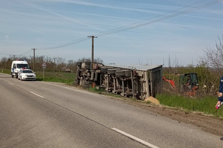 Frissítve ! A 61-es főutat teljes szélességében lezárták