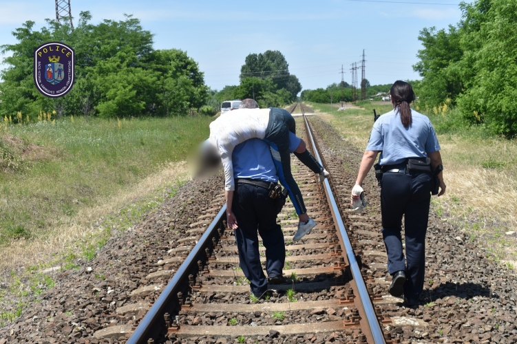 Eltévedt és eszméletlen nő mentését segítették a bajai rendőrök
