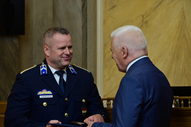 Áldozatkész szolgálat, felelősségteljes hivatás