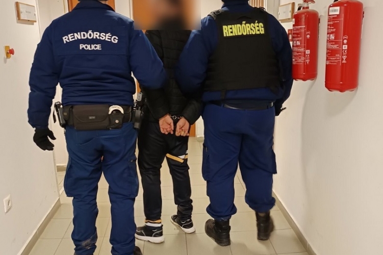 Őrizetben egy online csaló