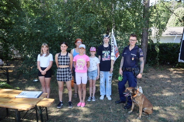 Gyermekmosolyok, bátor szívek, ügyes kezek – vetélkedő és főzőverseny a rendőrségen