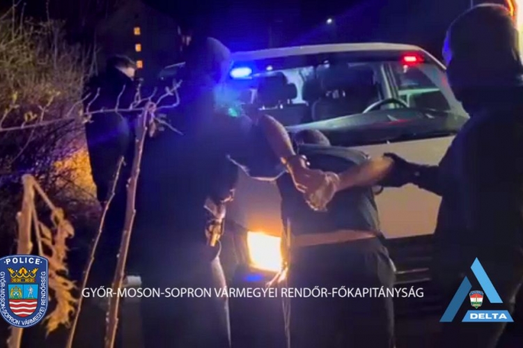Dílerek csuklóján kattant a bilincs