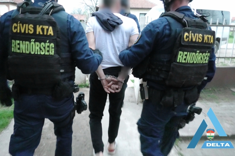 A cipőjébe rejtette a drogot