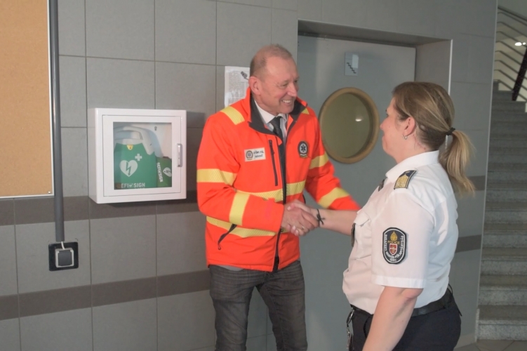 Defibrillátort helyeztünk el a Budapesti Rendőr-főkapitányságon