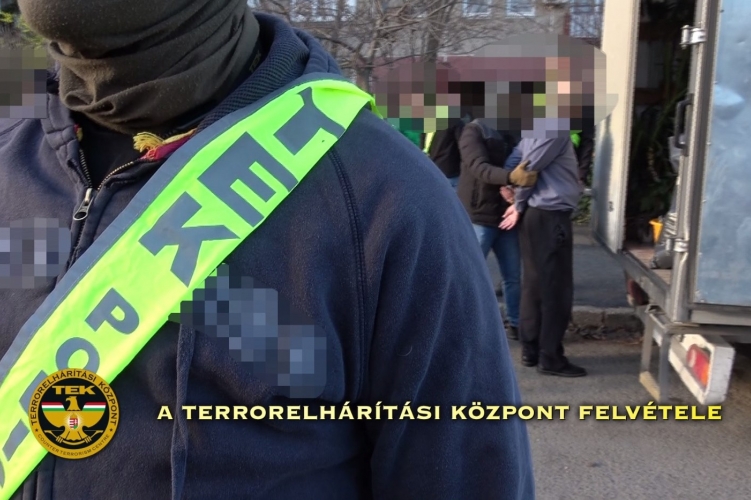 Fegyverrel fenyegette élettársát