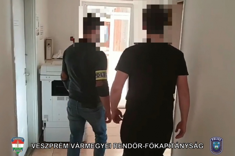 Betörés után borozás