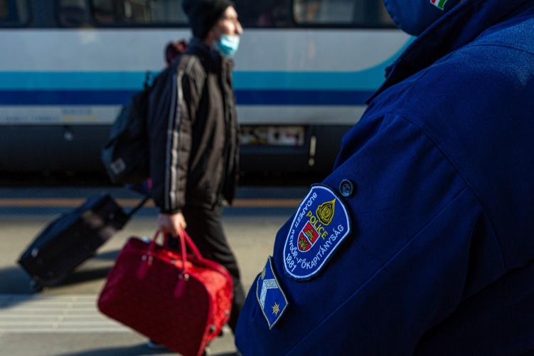 rendőreink,Budapest,menekültek fogadása,ukrán menekültek,elhelyezés,irányítás,segítségnyújtás,haza,hazaszeretet
