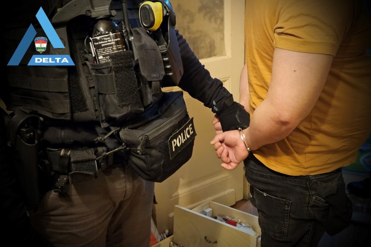 Díler csuklóján kattant a bilincs