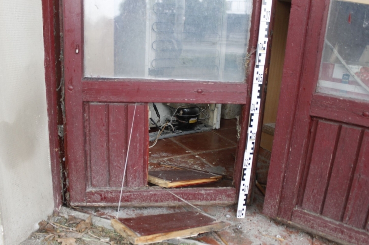 Térfigyelő kamera buktatta le a férfit - betörte a pizzéria ajtaját, lopni ment