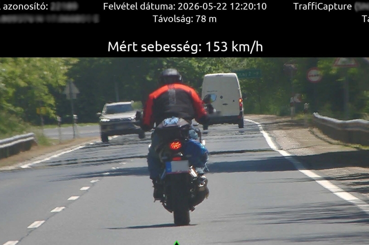 Lecsaptak a rendőrök a száguldozó motorosra