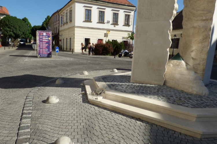 Eltévedt kamionos rongálta meg a szobor talapzatát