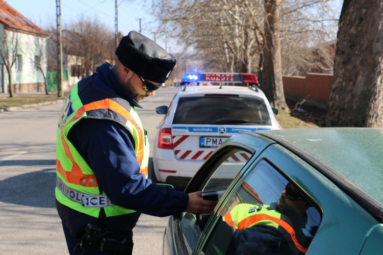 Drónokkal és civil autókkal a szabályszegők ellen