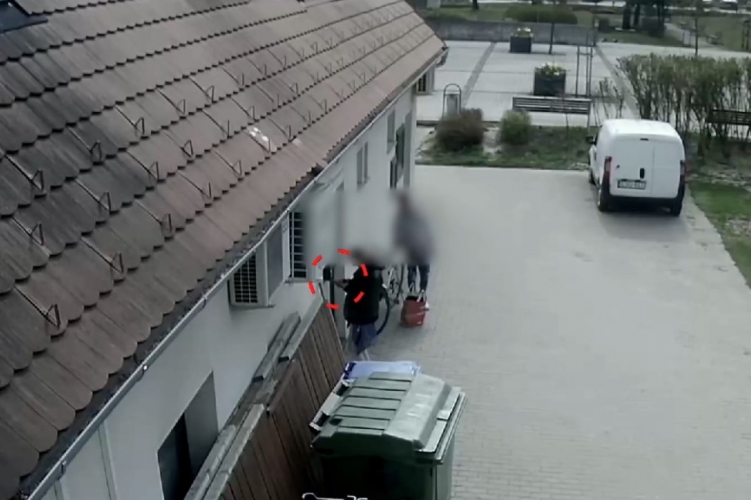 Fiatalok rongáltak meg egy közterületi pénzkazettát, amiből kilopták az aprópénzt, majd menekülőre fogták 